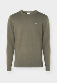 Olivgrüner strukturierter Pullover mit rundem Ausschnitt, langen Ärmeln und kleinem weißem Logo auf der Brust. Gerippte Bündchen und Saum.