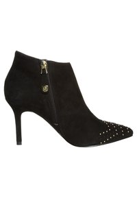 Schwarze Wildleder-Ankle-Boots mit spitzem Zehenbereich, ausgestattet mit einem goldfarbenen Reißverschluss und Nietenakzenten an der Spitze. Abgerundet mit einem Stiletto-Absatz.