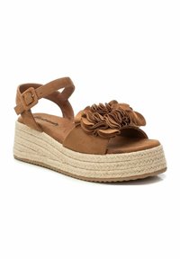 Sandalias de cuña de ante marrón con un acento de flor con volantes y correa ajustable en el tobillo, que cuentan con una plataforma cubierta de cuerda.