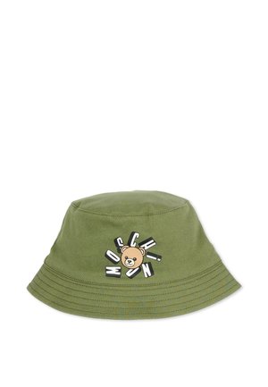 Cappello a secchiello verde con una faccia di orsetto e la parola "MOSCHINO" disposta intorno ad essa in lettere maiuscole.