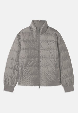 Giacca puffer grigia trapuntata con colletto alto, due tasche laterali con zip, polsini elasticizzati e una texture leggera e liscia.