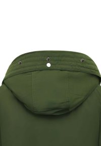 Groene jas met capuchon en een gladde textuur, voorzien van drie drukknoopsluitingen bij de hals en een ventilatieopening onder de kraag.