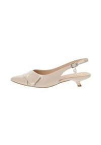 Beżowe lakierowane szpilki slingback z wąskim czubkiem i akcentem w postaci kokardki. Posiadają niski obcas typu kitten heel oraz regulowany pasek na kostce.