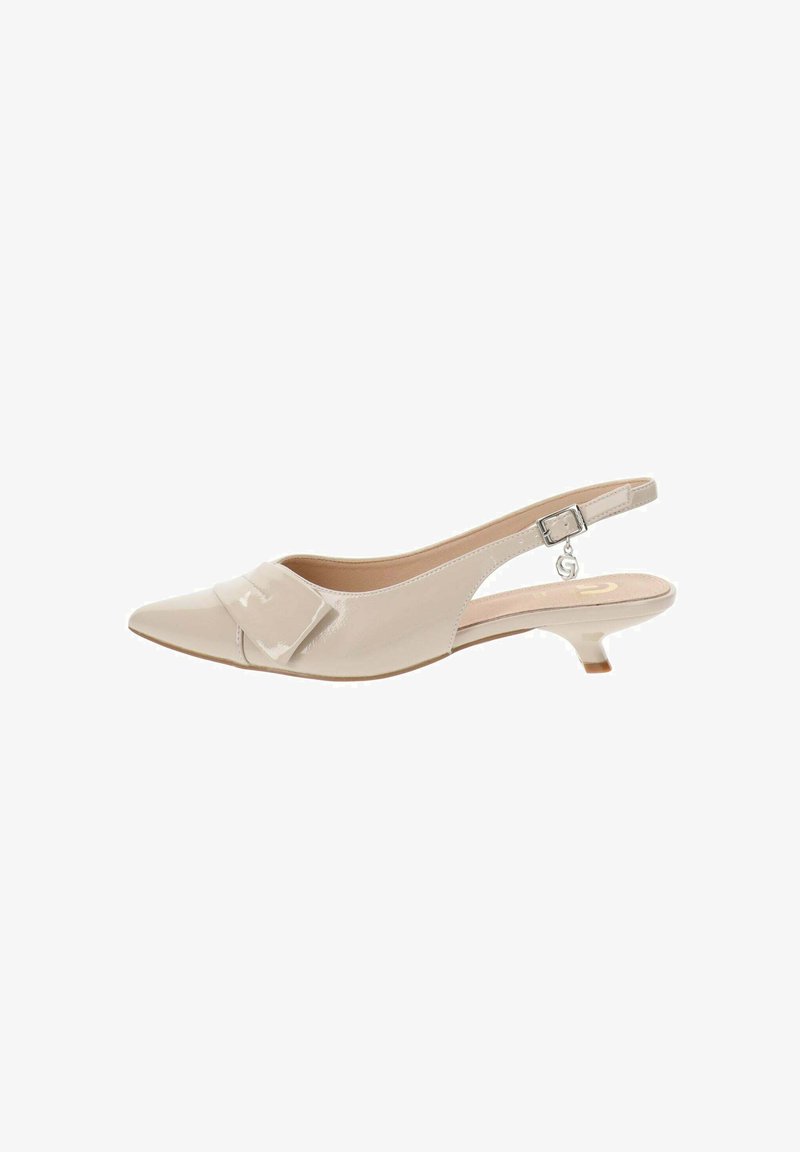 Beżowe lakierowane szpilki slingback z wąskim czubkiem i akcentem w postaci kokardki. Posiadają niski obcas typu kitten heel oraz regulowany pasek na kostce.