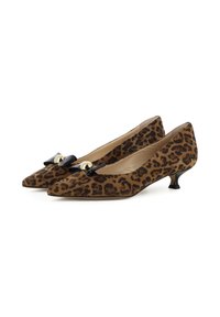 Décolleté in suede con stampa leopardata, punta affilata, dettaglio a fiocco nero, accessori in oro e tacco a blocco piccolo. Superficie con dettagli texturizzati.
