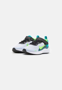 Nike Performance REVOLUTION 7 - Scarpe da corsa su strada - black/green strike/football grey/aquamarine