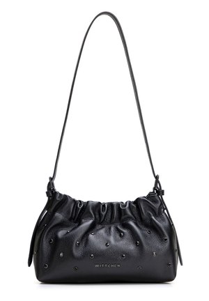 Czarna skórzana torba na ramię z górnym ściągaczem, detalami z ćwiekami, długim cienkim paskiem oraz logo "WITTCHEN" na środku przodu.