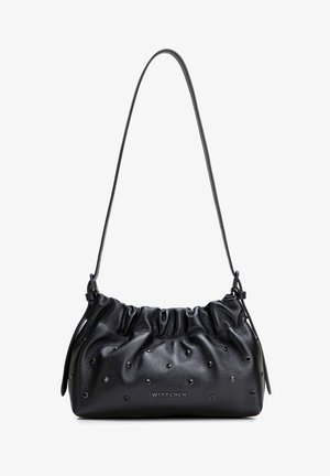 Bolso bandolera de cuero negro con cierre superior de cordón, detalles de tachuelas, correa larga y delgada y logotipo "WITTCHEN" en el centro delantero.