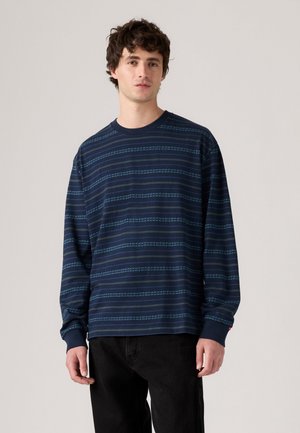 Dunkelblauses Langarmshirt mit horizontalen Streifen in hellblau, Rundhalsausschnitt und gerippten Bündchen. Der Stoff wirkt weich und strukturiert.