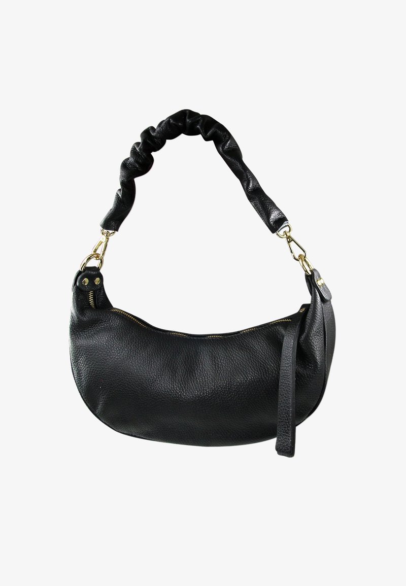 Zwarte leren handtas met een gestructureerd oppervlak, maancykelvorm, en een samengevouwen handvat. Voorzien van een gouden ritssluiting en metalen accenten.