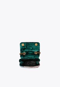 Clutch bag in velluto verde con tracolla a catena, caratterizzato da una texture morbida, chiusure a scatto dorate e un interno nero a contrasto.