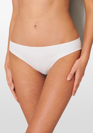 Bílé bikiny spodní část vyrobená z hladké látky, s nízkým střihem a minimálními švy pro čistý a elegantní vzhled.