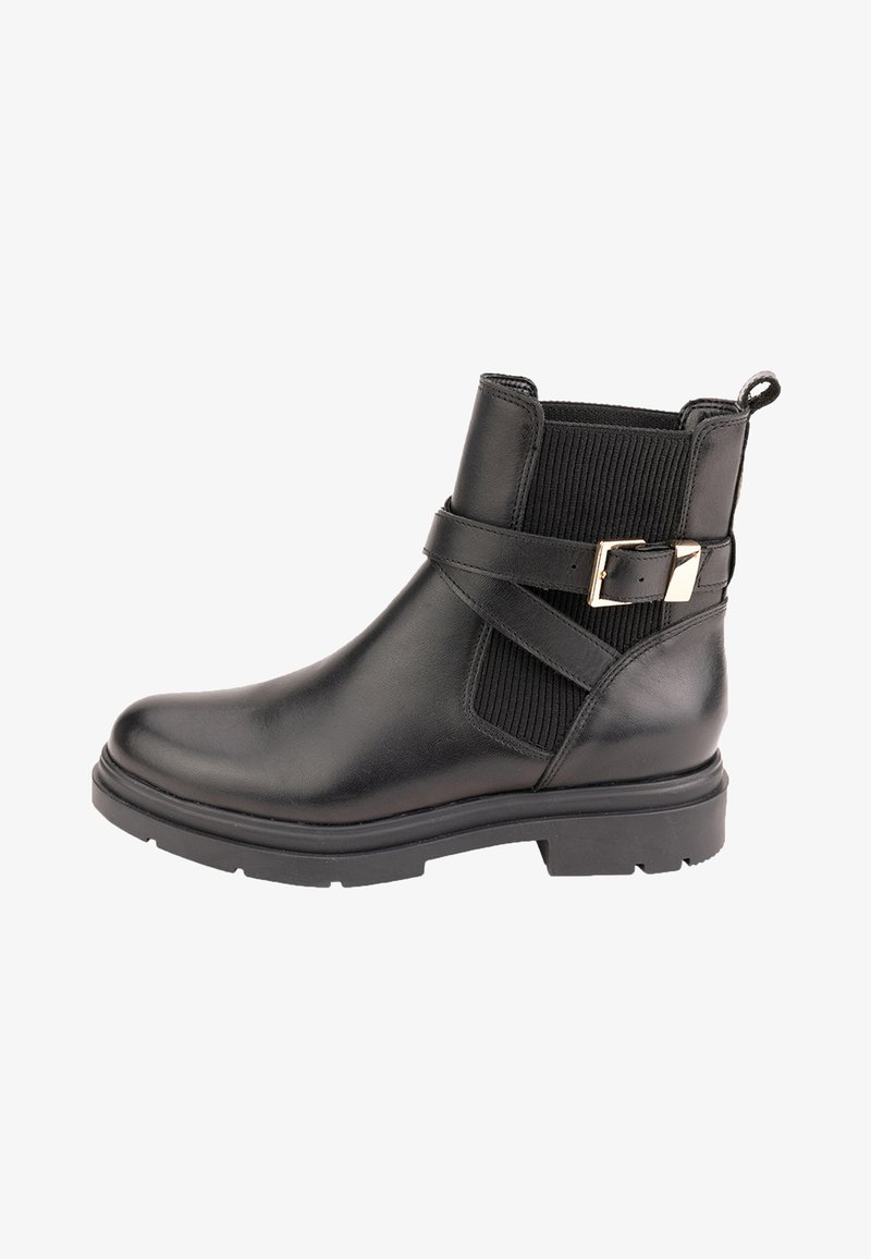 Botín negro de cuero hasta el tobillo con paneles elásticos a los lados, una correa con una hebilla dorada y un acabado texturizado en la caña. Suela de goma plana.