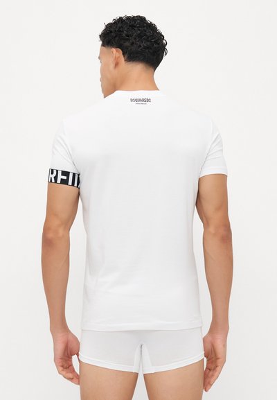 Weißes kurzärmliges T-Shirt mit geradem Saum, ausgestattet mit einem schwarzen Logo-Band am linken Ärmel und einem Markenetikett am Nackenrücken.