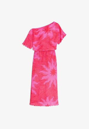 Ροζ και κόκκινο midi φόρεμα με έναν ώμο, με φαρδιά μανίκια μήκους μέχρι τον αγκώνα και αφηρημένο κυματιστό μοτίβο ηλιακής ακτινοβολίας.