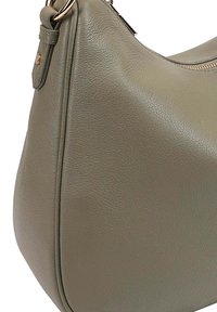 Olijfgroene leren handtas met een gladde textuur, ronde vorm en accenten van goudkleurig hardware, met een rits sluiting.