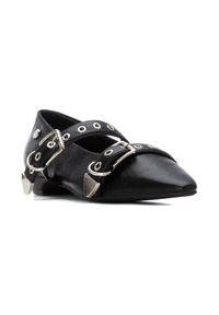 Bailarinas de cuero negro con punta afilada, que presentan correas entrelazadas y herrajes en tono plateado con ojetes y acentos metálicos.