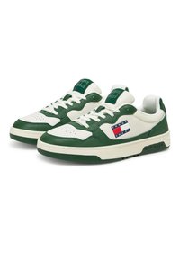 Sneaker verde e bianche con tomaia in pelle, punta perforata e allacciatura frontale. Presentano una patch del logo sulla linguetta e una suola in gomma testurizzata.