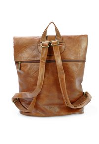 Bruine leren rugzak met een gestructureerde afwerking, dubbele schouderbanden en een ritsvak aan de voorkant. Voorzien van versterkte stiksels en bronzen beslag.