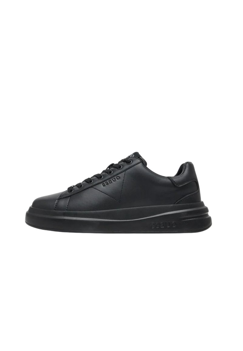 Baskets en cuir noir avec une finition lisse, bout arrondi, œillets de laçage proéminents et une semelle épaisse et texturée. Présente un branding subtil sur le côté.
