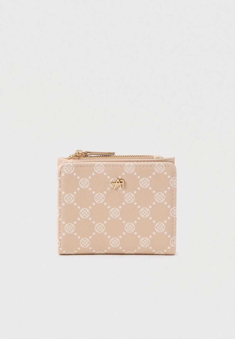 Μπεζ συμπαγές πορτοφόλι με φερμουάρ, διακοσμημένο με ένα διακριτικό κυκλικό σχέδιο και ένα μικρό γεωμετρικό λογότυπο σε χρυσό τόνο μπροστά.