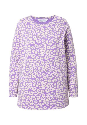 Top de manga larga en lavanda con un patrón de leopardo crema, que presenta un cuello redondo y un corte relajado. Confeccionado en una tela suave y ligera.