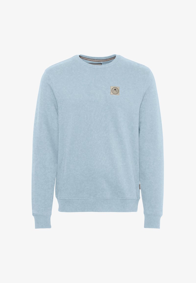 Sweat-shirt bleu clair à manches longues avec col rond, poignets côtelés et un petit logo beige en patch sur la poitrine gauche.