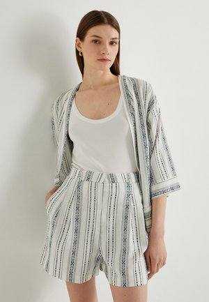 Letvægts, stribet kimono-lignende jakke med blå og hvide mønstre, der er parret med matchende mønstrede shorts. Har en afslappet pasform og lommer.