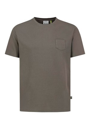 Braunes, strukturiertes T-Shirt mit kurzen Ärmeln, kleiner Brusttasche und rundem Ausschnitt, dargestellt auf weißem Hintergrund.