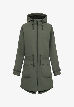 Chaqueta impermeable color caqui con capucha, cierre de cremallera, dos bolsillos frontales y cordones ajustables. Presenta una textura suave y un corte ligeramente alargado.