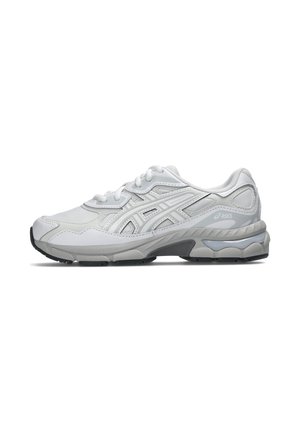 Scarpa da corsa ASICS bianca con inserti in mesh e sintetico, suola ammortizzata e battistrada nero su sfondo bianco.