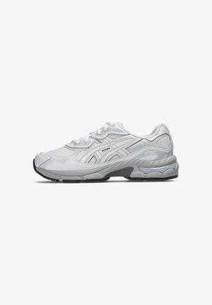Chaussure de course ASICS blanche avec empiècements en mesh et synthétiques, semelle amortie et semelle extérieure noire sur fond blanc.