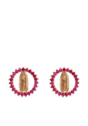 Orecchini in metallo dorato con una figura religiosa centrale, circondata da gemme rosa in un design circolare con accenti appuntiti.