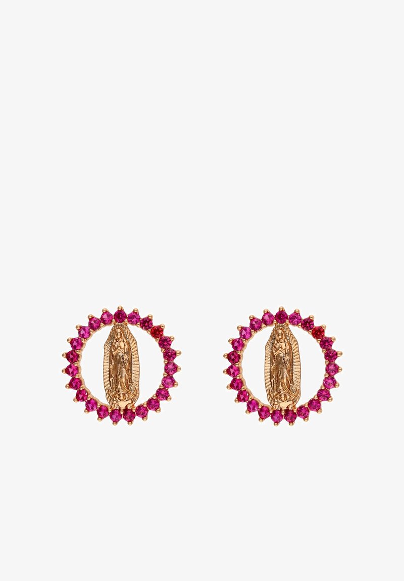 Arany fülbevalók, középen vallási alakzattal, kör alakú, rózsaszín drágakövekkel keretezve, hegyes díszítésekkel.