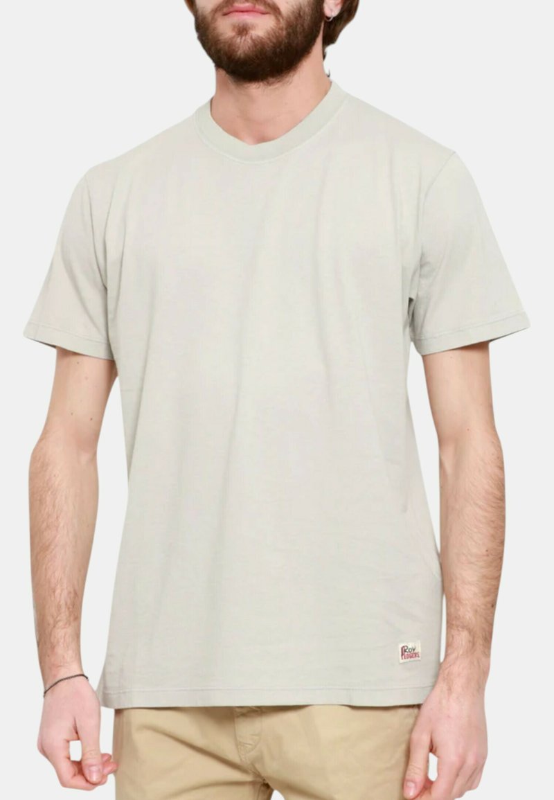 T-shirt in cotone grigio chiaro con maniche corte, collo a giro e un piccolo cartellino logo in fondo. Tessuto liscio, vestibilità comoda.