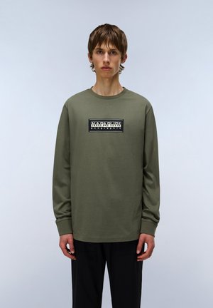Olivgrünes Langarm-T-Shirt mit Rundhalsausschnitt und schwarzem Grafikdruck mit dem Text "NAPAPIJRI Geographic." Glattes Baumwollmaterial.