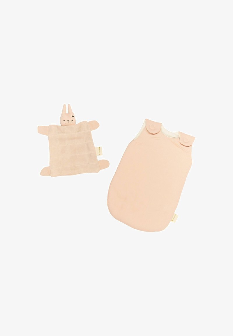 Halvány rózsaszín hálózsák vállgombokkal, egy illő puha játékkal párosítva, amelynek nyúljai és texturált teste van.