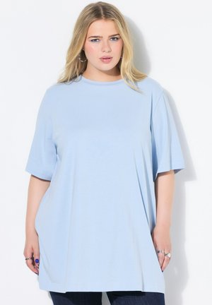 Lichtblauw oversized t-shirt van zachte stof, met korte mouwen en een ronde hals. Soepele textuur met een relaxte pasvorm.