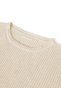 Beige gestrickter Pullover mit einem strukturierten Muster, Rippenbündchen am Rundhalsausschnitt und leichtem Stoff. Das Etikett trägt die Aufschrift "STUDIO FEDER."