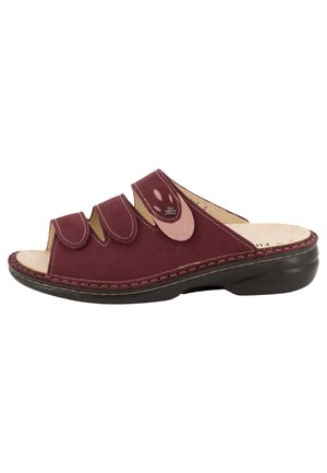 Wijde bordeauxkleurige slip-in sandaal met open teen, voorzien van drie verstelbare bandjes en een zwarte, gevoerde zool voor comfort en ondersteuning.