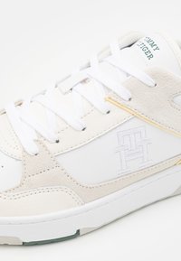 Tommy Hilfiger BASKET STREET BLOCK  - Sneakers laag - white