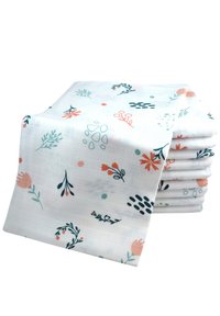 Katoenen stof met bloemenpatroon, voornamelijk wit met roze en groene ontwerpen. Bevat allerlei botanische motieven en abstracte vormen.