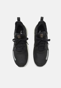 Schwarze Sportliche Schuhe mit Mesh-Obermaterial, strukturiertem Stoff, verstärkter Zehenkappe und reflektierenden Akzenten. Mit schwarzen Schnürsenkeln und einer gepolsterten Sohle.