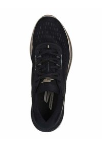 Scarpa da ginnastica nera con tomaia in rete, punta arrotondata e suola bianca. Le caratteristiche includono lacci neri e un accento grigio vicino al tallone.