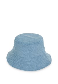 Cappello a secchiello azzurro chiaro in denim. Presenta una parte superiore arrotondata e una visiera larga che scende verso il basso con dettagli cuciti.
