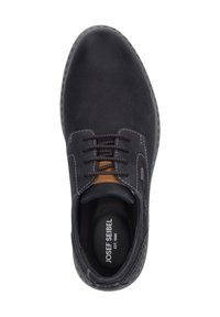 Czarne skórzane buty o gładkiej teksturze, okrągłym nosku, brązowym akcentem przy sznurowadłach i kontrastowym przeszyciu.