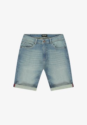 Lichtblauwe denimshorts met omgeslagen pijpen, een ontwerp met vijf zakken en een merklabel. Glad oppervlak met een licht vervaagd patroon.