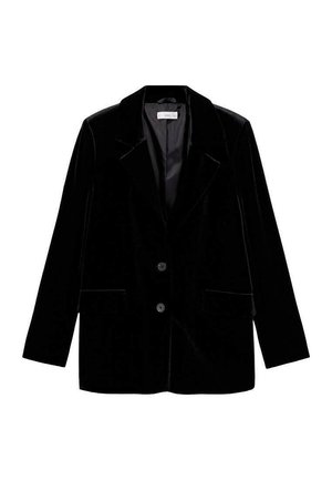 Czarna aksamitna marynarka z klapami z nacięciem, dwoma przednimi guzikami oraz kieszeniami z patkami, z gładką, podszytą podszewką w środku.