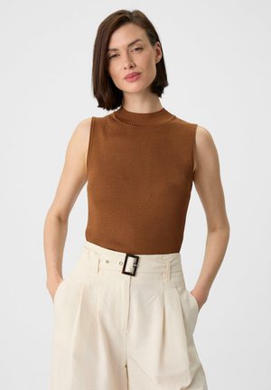 Bruine mouwloze ribtop met hoge hals, gecombineerd met crème hoge taille geplooide broek met een zwart riemgesp detail.