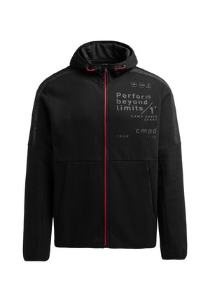 Sudadera negra con cremallera frontal, acentos rojos y estampados de texto. Presenta dos bolsillos laterales y capucha con cordón. Fabricada en tejido suave.